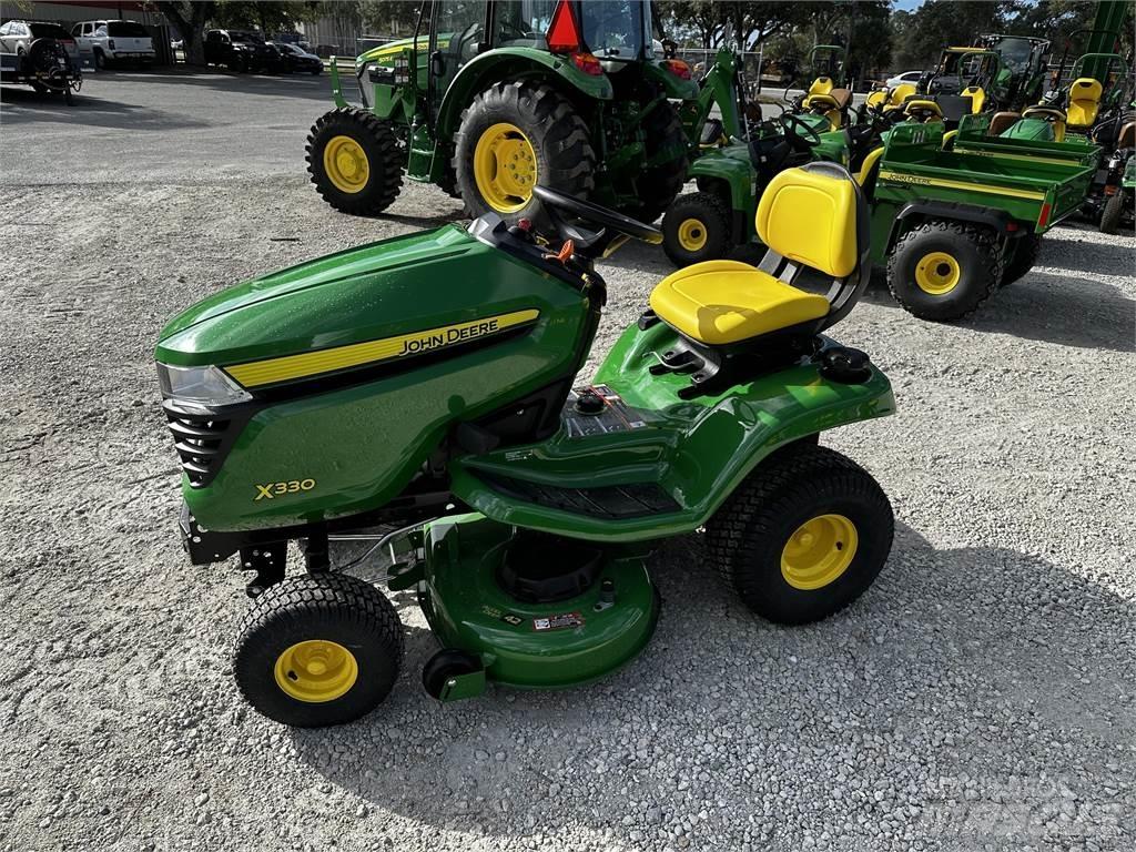 John Deere X330 Kompaktní traktory