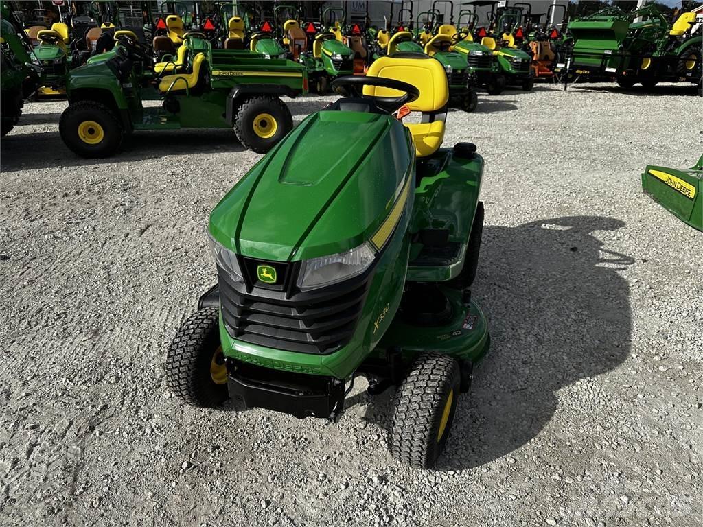 John Deere X330 Kompaktní traktory
