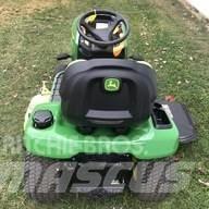 John Deere X330 Kompaktní traktory