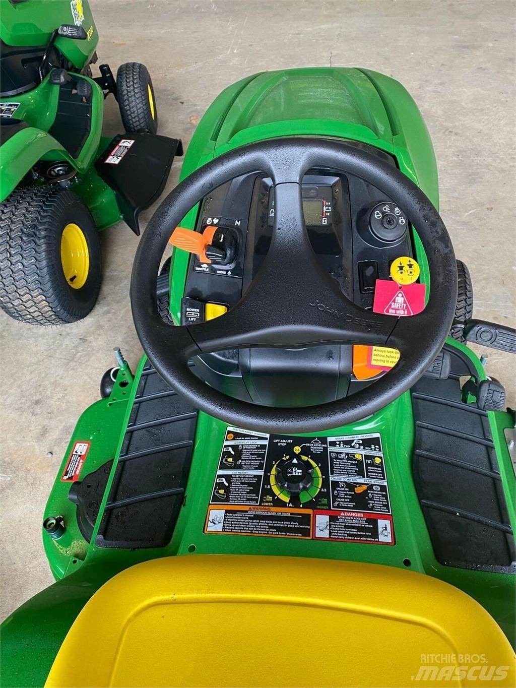 John Deere X330 Kompaktní traktory