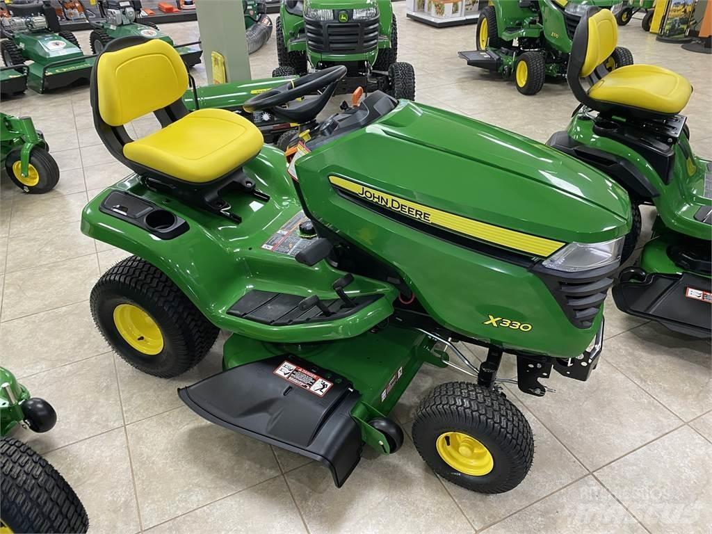 John Deere X330 Kompaktní traktory
