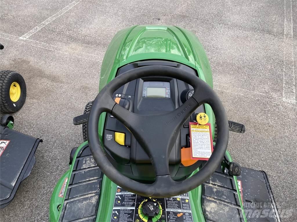John Deere X330 Kompaktní traktory
