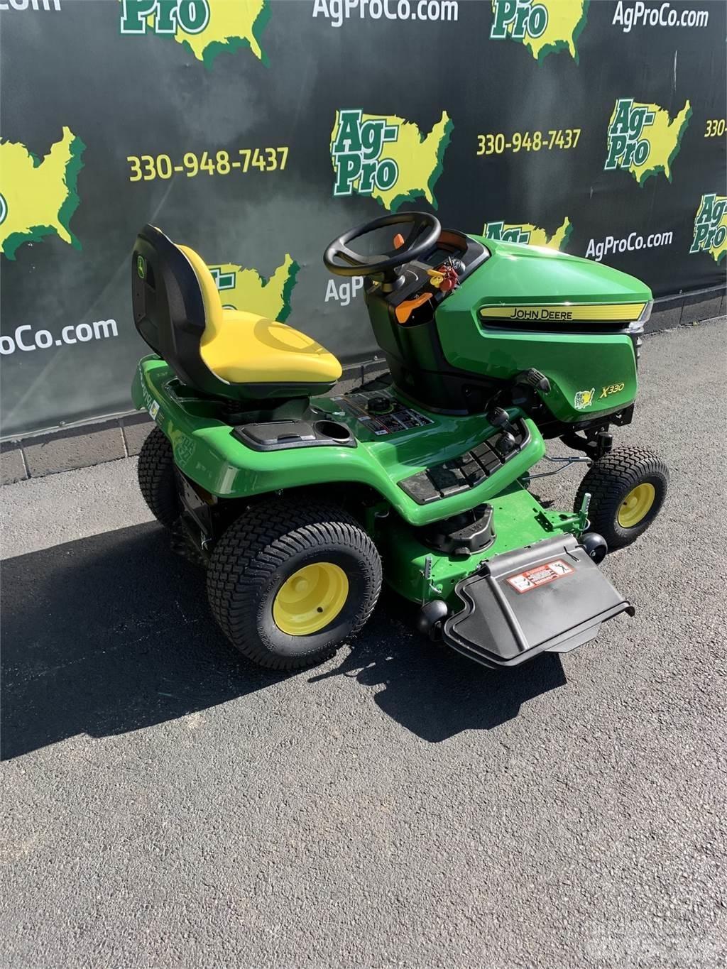 John Deere X330 Kompaktní traktory