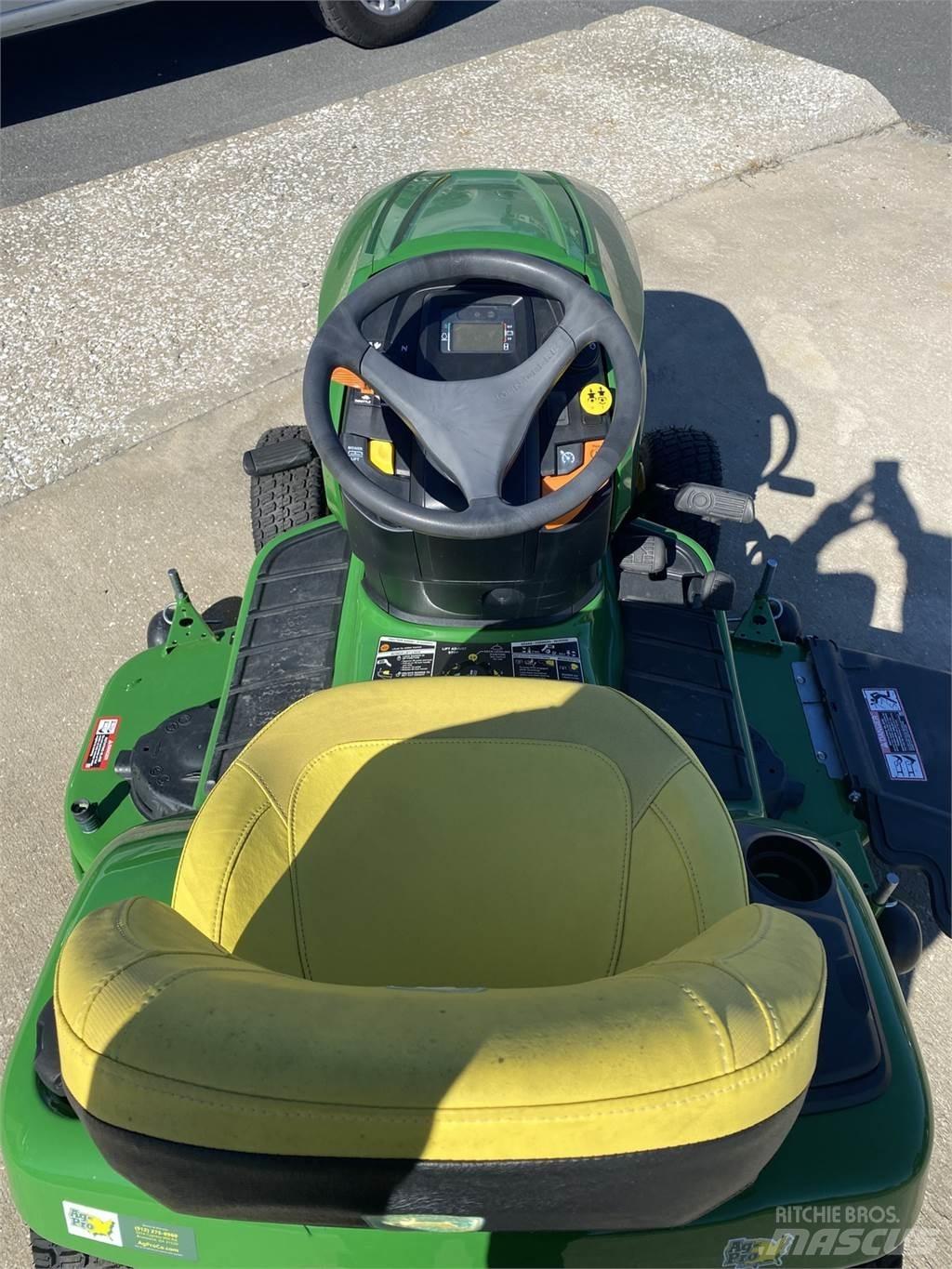 John Deere X380 Kompaktní traktory