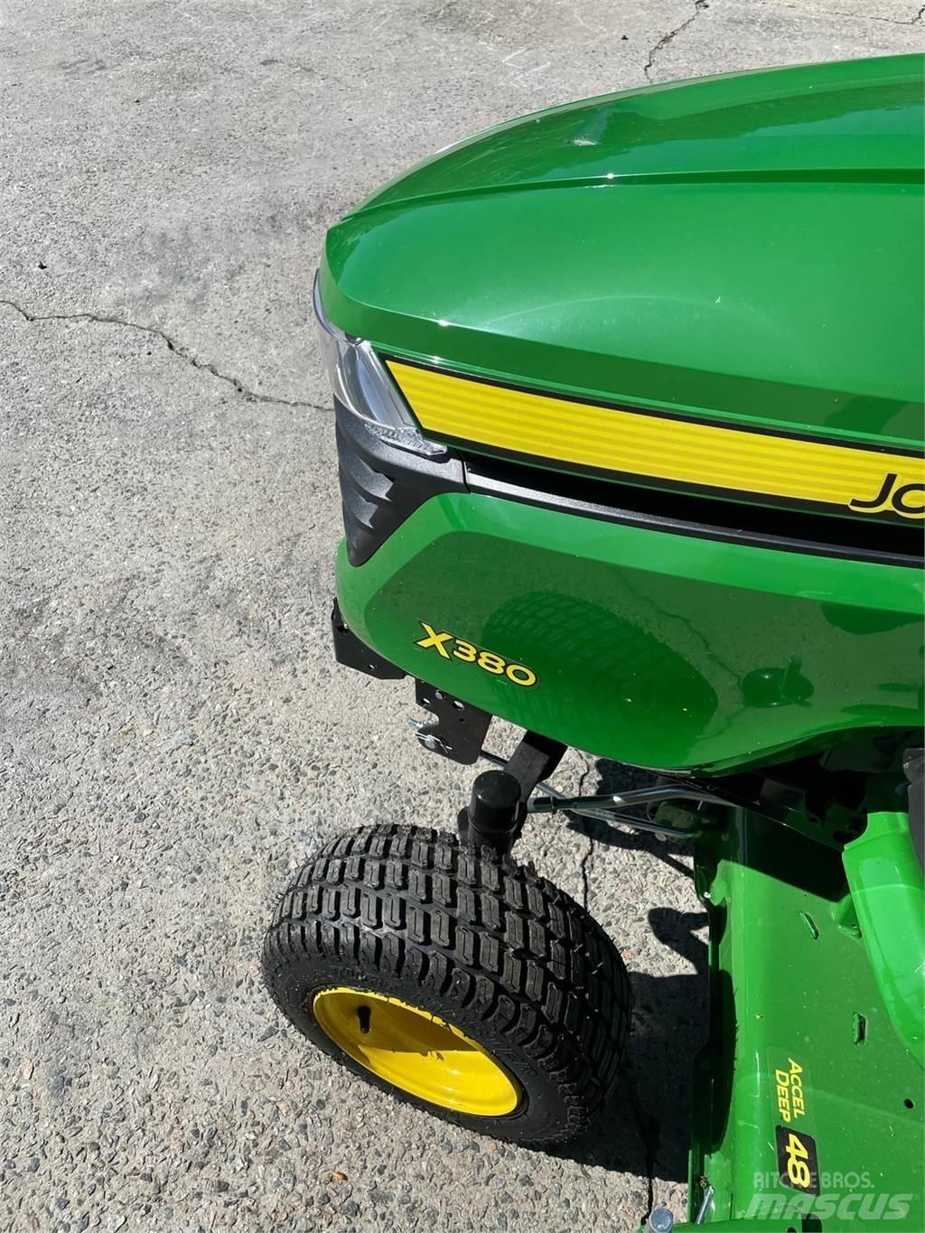 John Deere X380 Kompaktní traktory