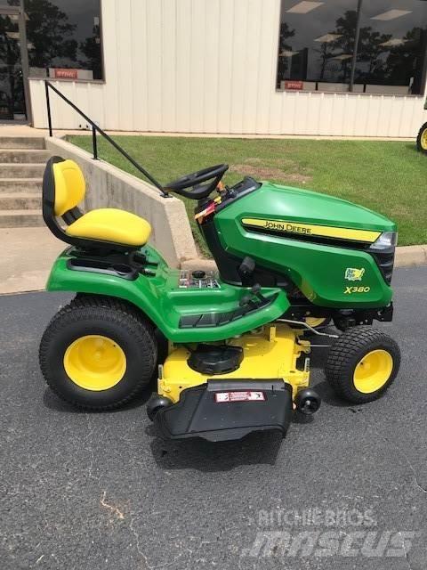 John Deere X380 Kompaktní traktory