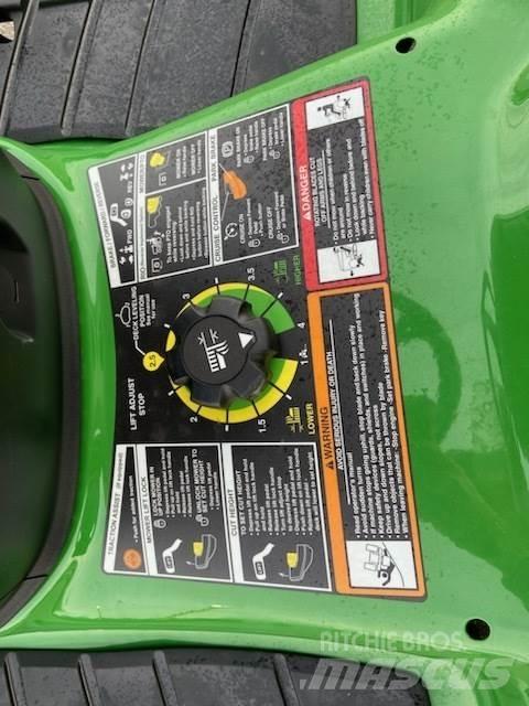 John Deere X380 Kompaktní traktory