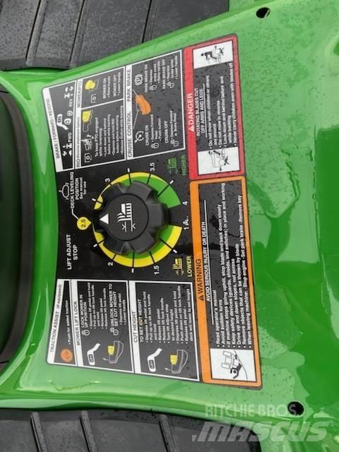 John Deere X380 Kompaktní traktory