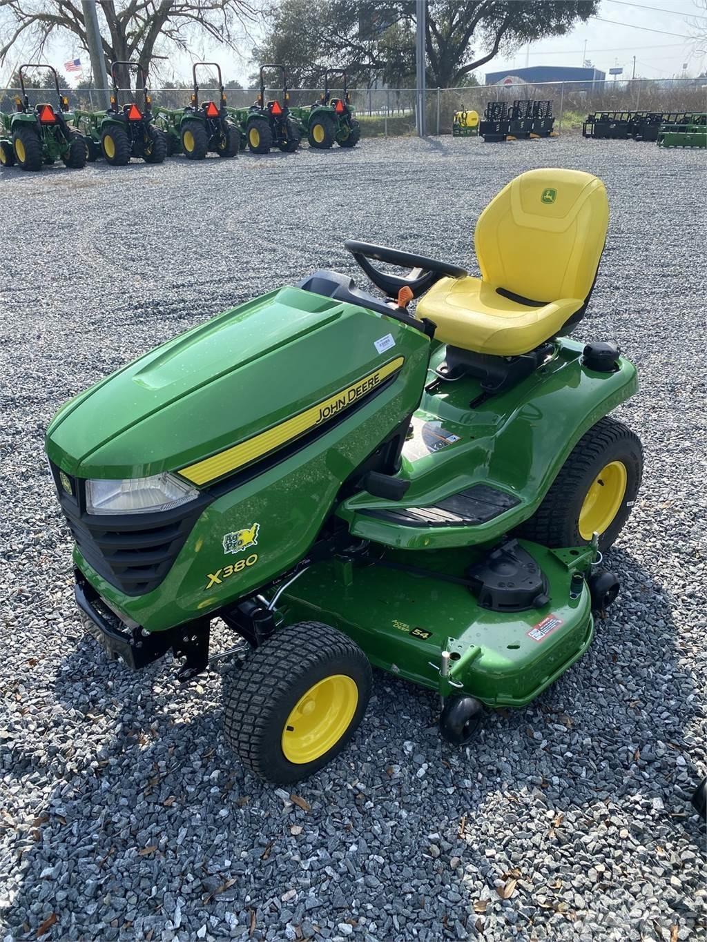 John Deere X380 Kompaktní traktory