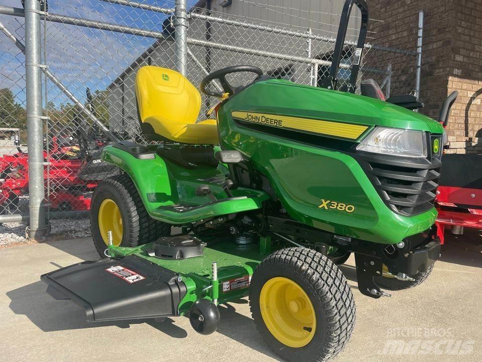 John Deere X380 Kompaktní traktory
