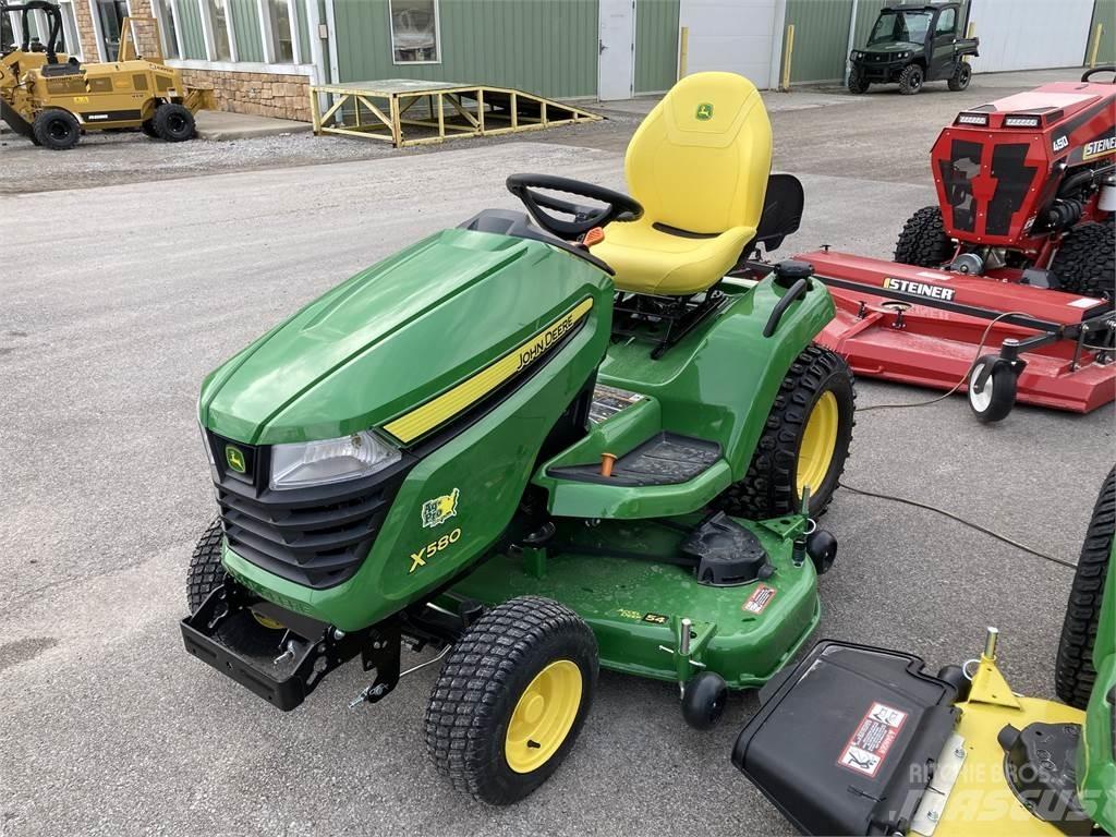 John Deere X580 Kompaktní traktory