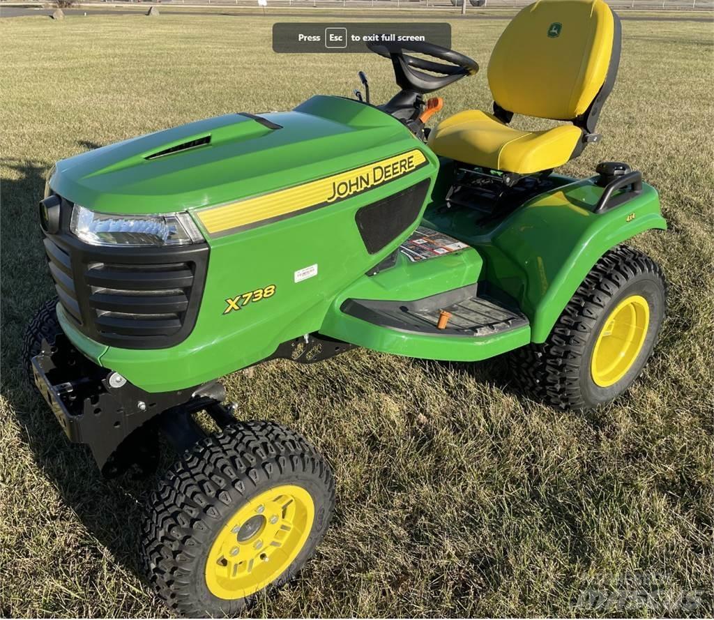 John Deere X738 Kompaktní traktory