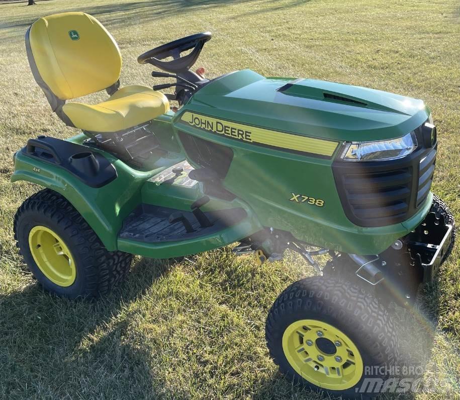 John Deere X738 Kompaktní traktory