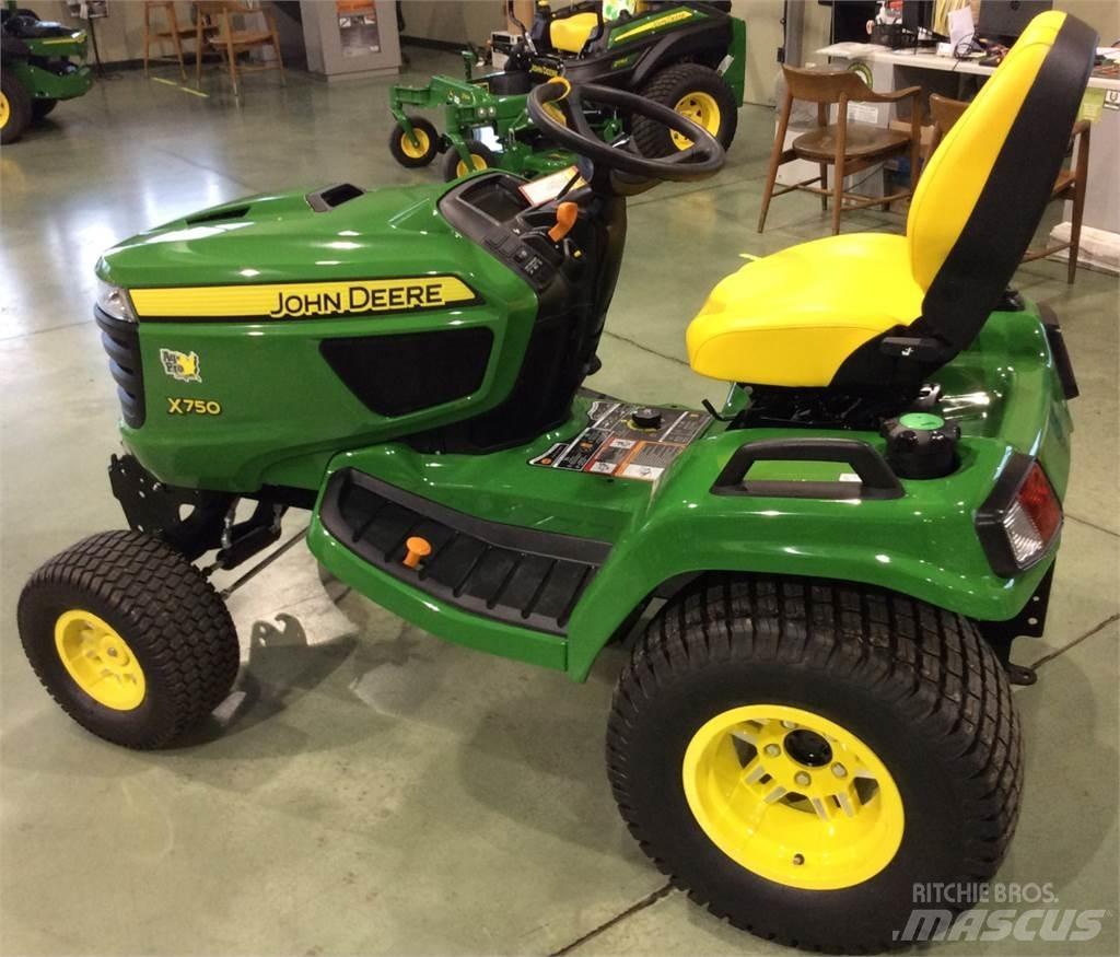 John Deere X750 Kompaktní traktory