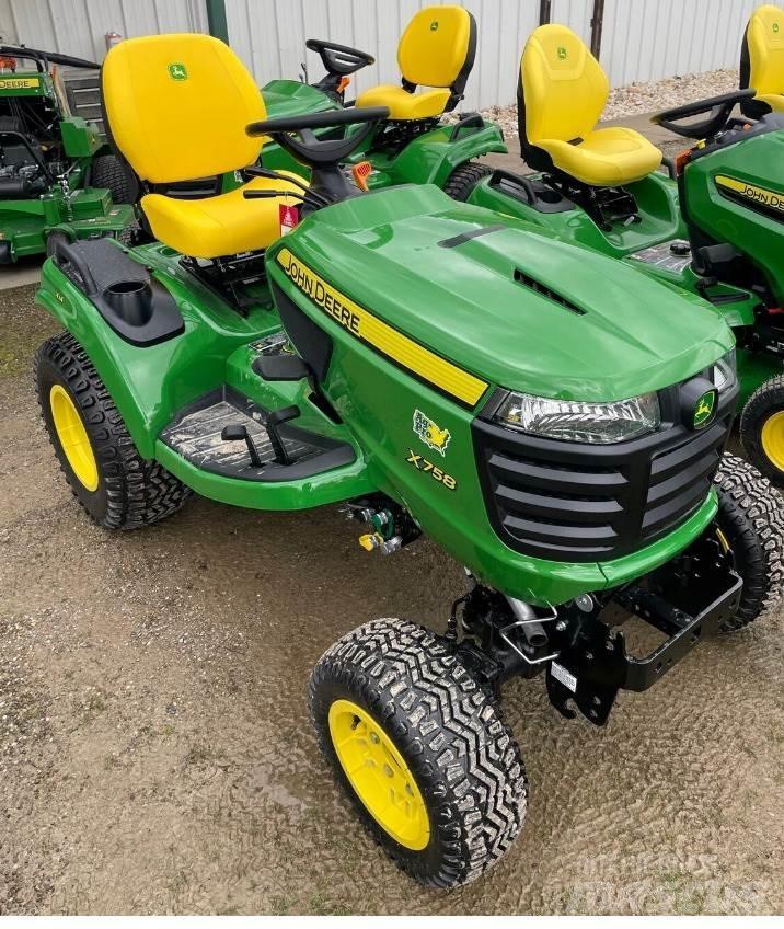 John Deere X758 Kompaktní traktory