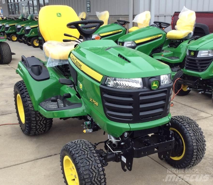 John Deere X758 Kompaktní traktory