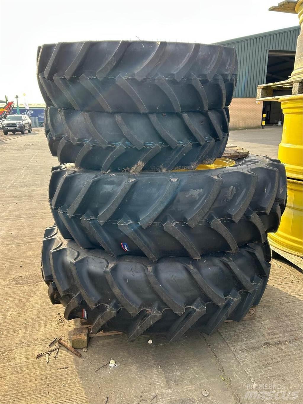  Wheels & tyres Pneumatiky, kola a ráfky