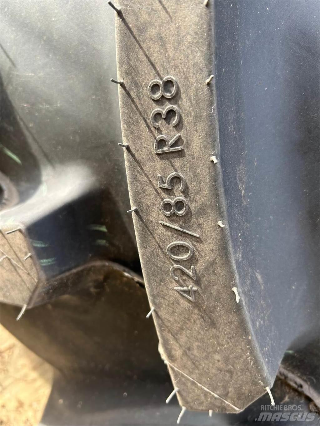  Wheels & tyres Pneumatiky, kola a ráfky
