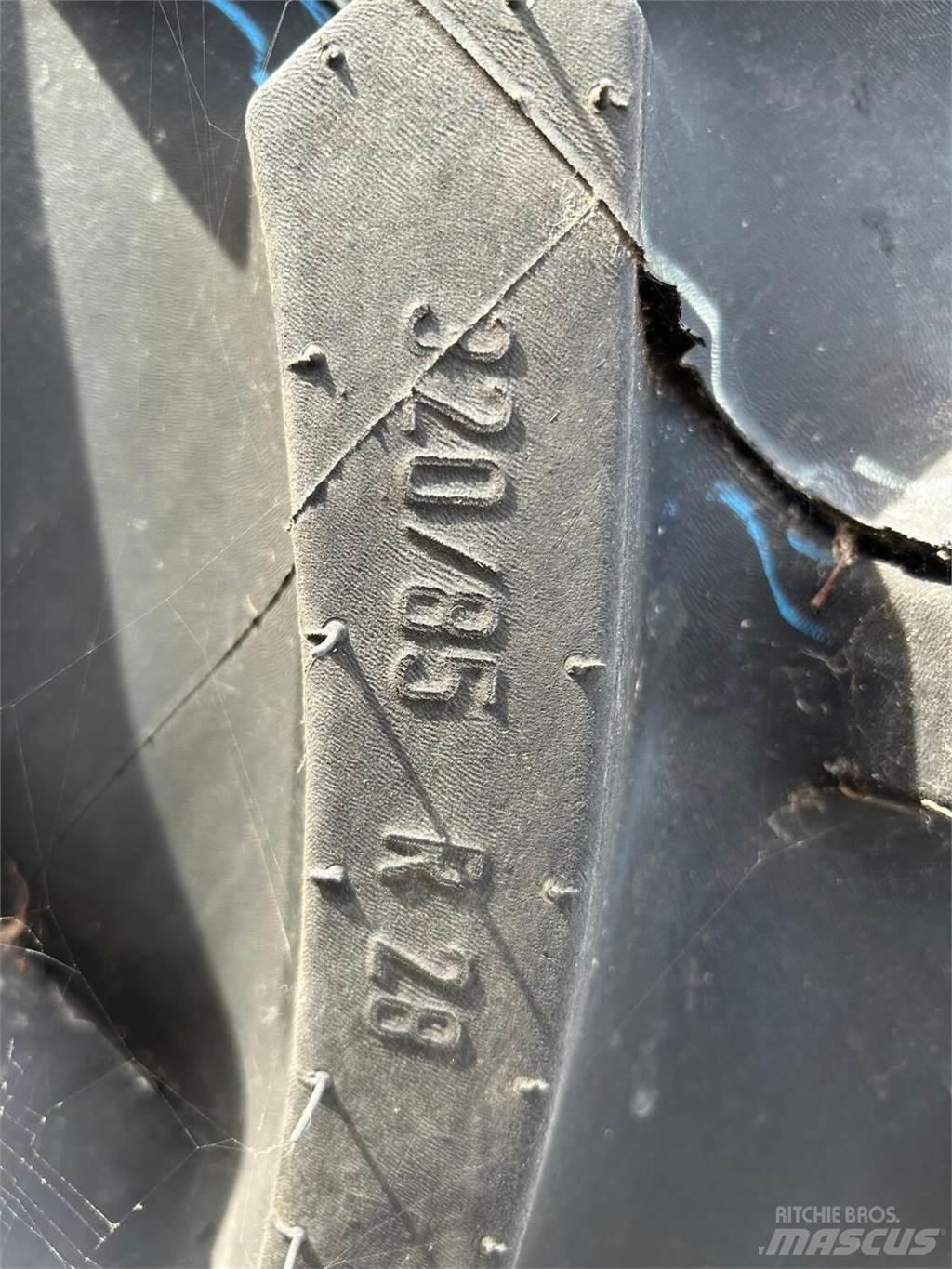  Wheels & tyres Pneumatiky, kola a ráfky
