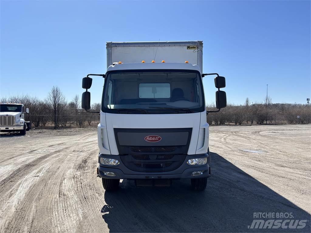 Peterbilt 220 Skříňová nástavba