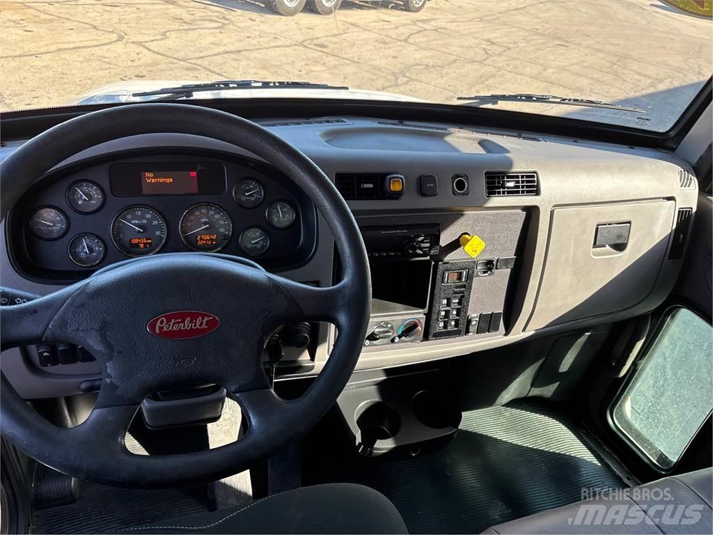 Peterbilt 337 Skříňová nástavba