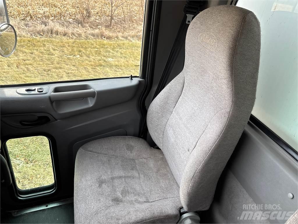 Peterbilt 337 Skříňová nástavba