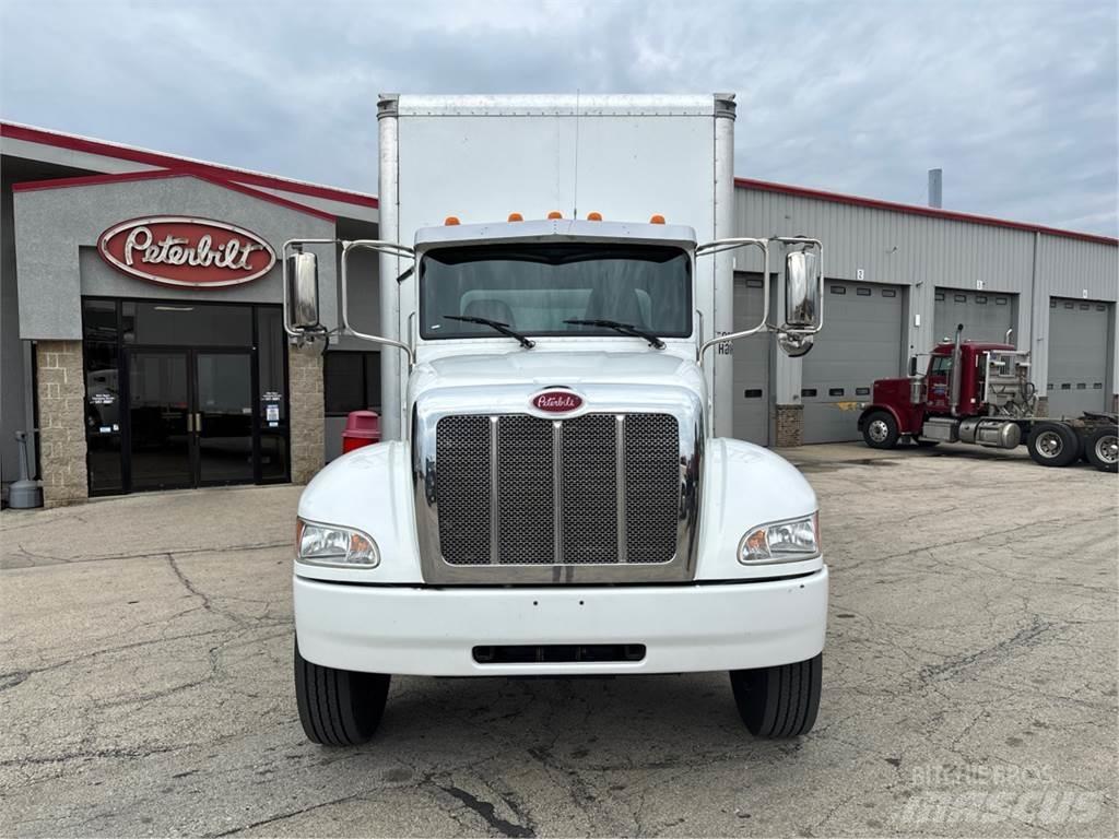 Peterbilt 337 Skříňová nástavba