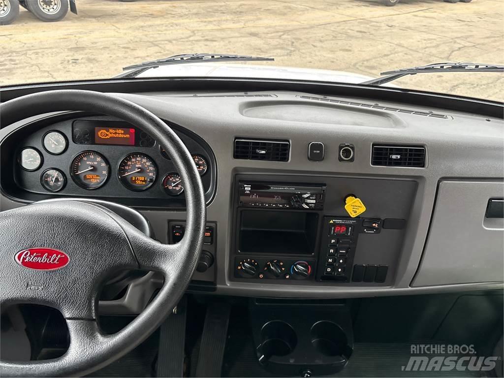 Peterbilt 337 Skříňová nástavba