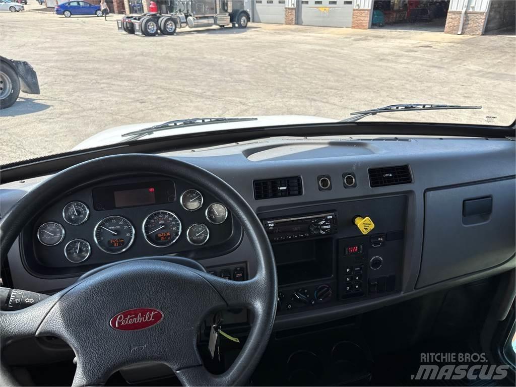 Peterbilt 337 Skříňová nástavba