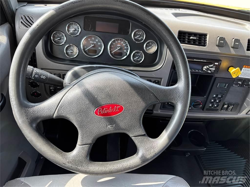 Peterbilt 337 Skříňová nástavba