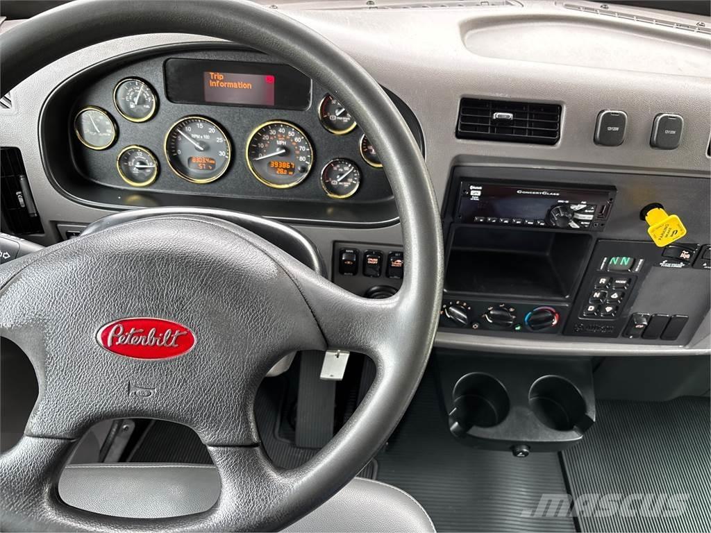 Peterbilt 348 Skříňová nástavba