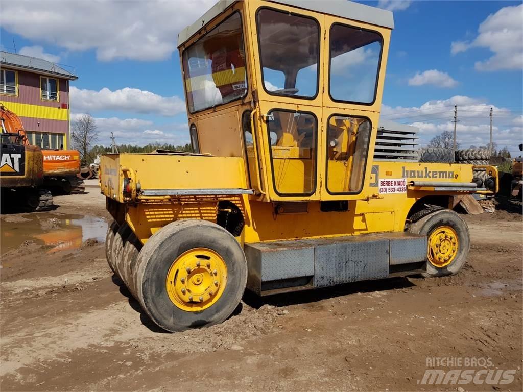 Bomag SGW-17 Pneumatikové válce