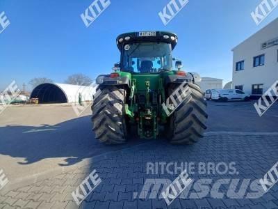 John Deere 8335R Traktory
