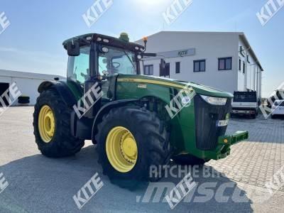 John Deere 8335R Traktory