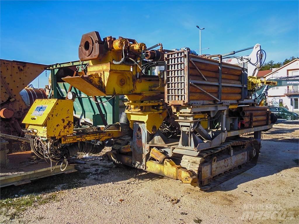 Atlas Copco Mustang 13-F3 Povrchové vrtací stroje