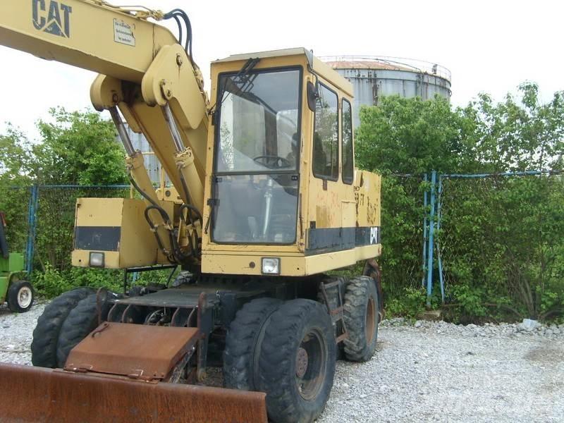 CAT 206 BFT Kolová rýpadla