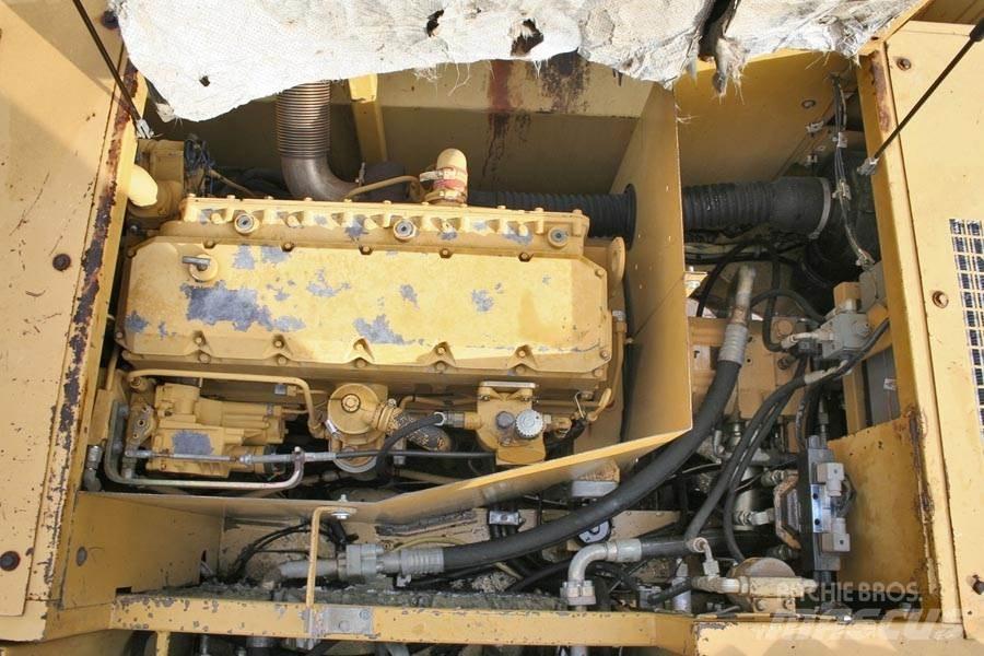 CAT 214B Kolová rýpadla