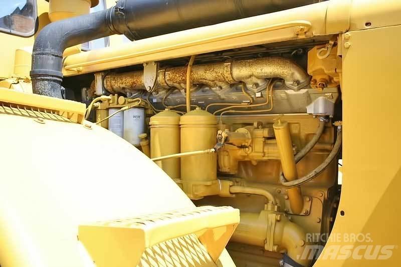 CAT 824B Kolové dozery
