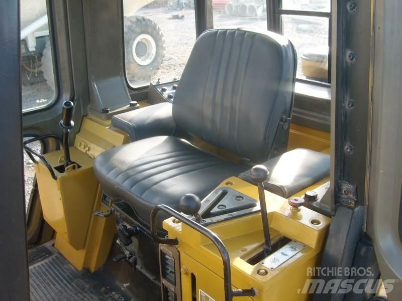 CAT 943 Pásové nakladače