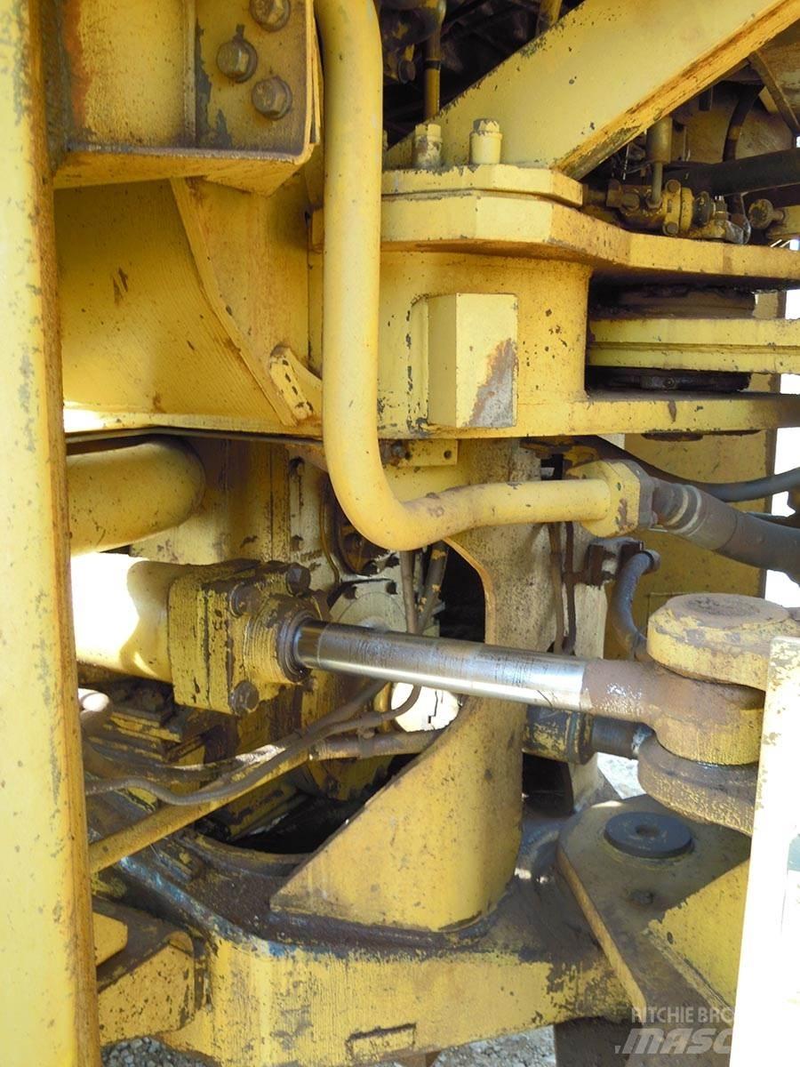 CAT 988B Kolové nakladače