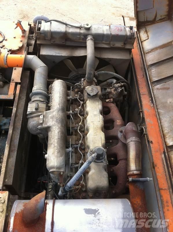 Hitachi UH 103 Pásová rýpadla