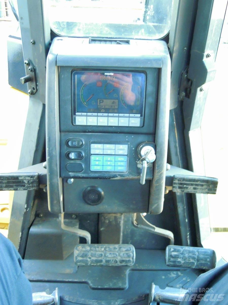 Komatsu D155AX-6 Pásové dozery