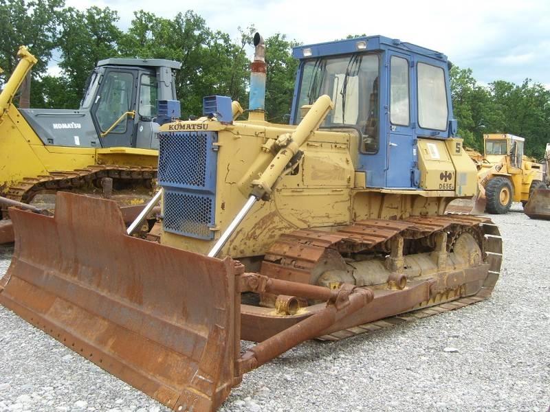 Komatsu D65E-8 Pásové dozery