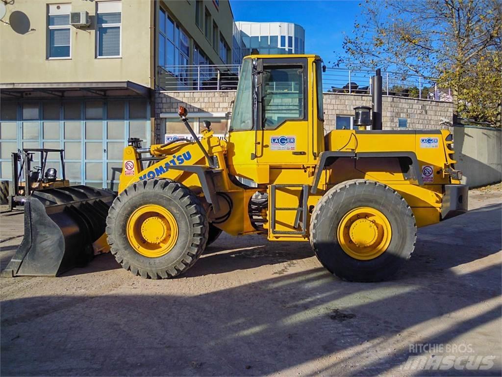 Komatsu WA270 Kolové nakladače