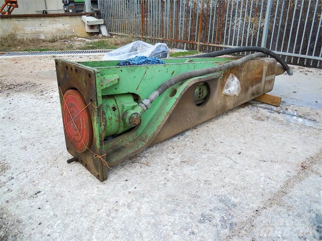 Montabert W1800 Hydraulická beranidla na zatloukání pilotů
