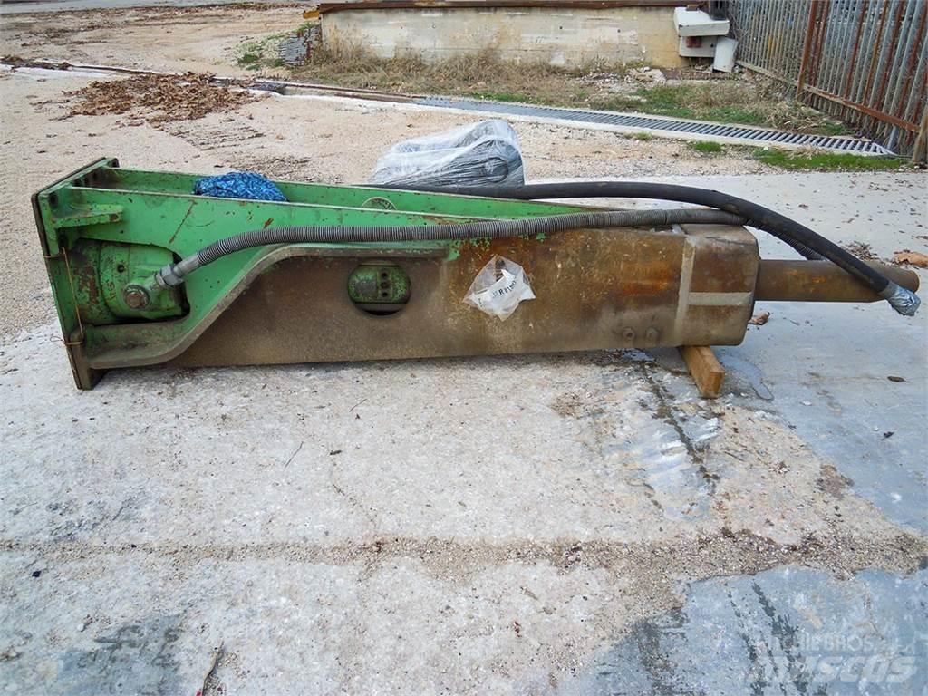 Montabert W1800 Hydraulická beranidla na zatloukání pilotů