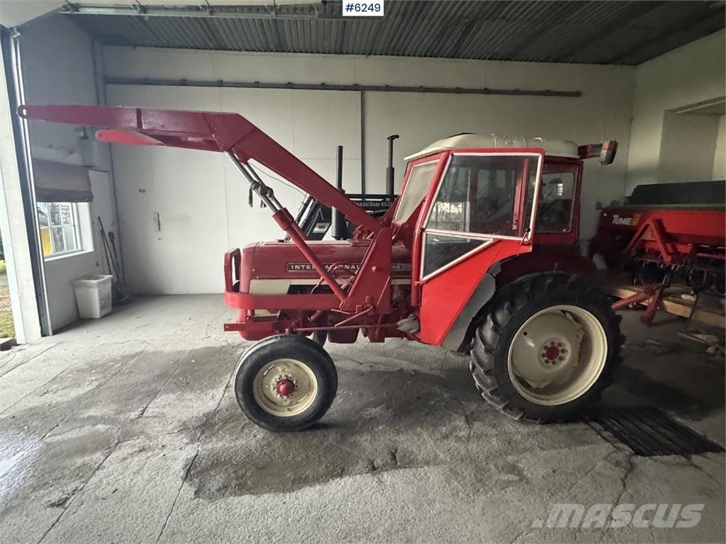 International 444 Traktory