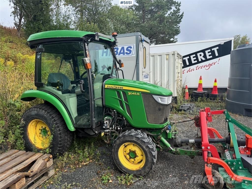 John Deere 3045R Traktory