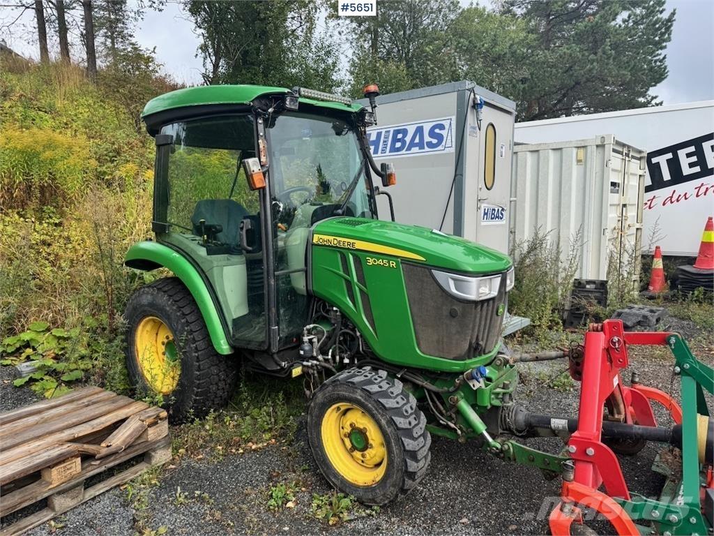 John Deere 3045R Traktory