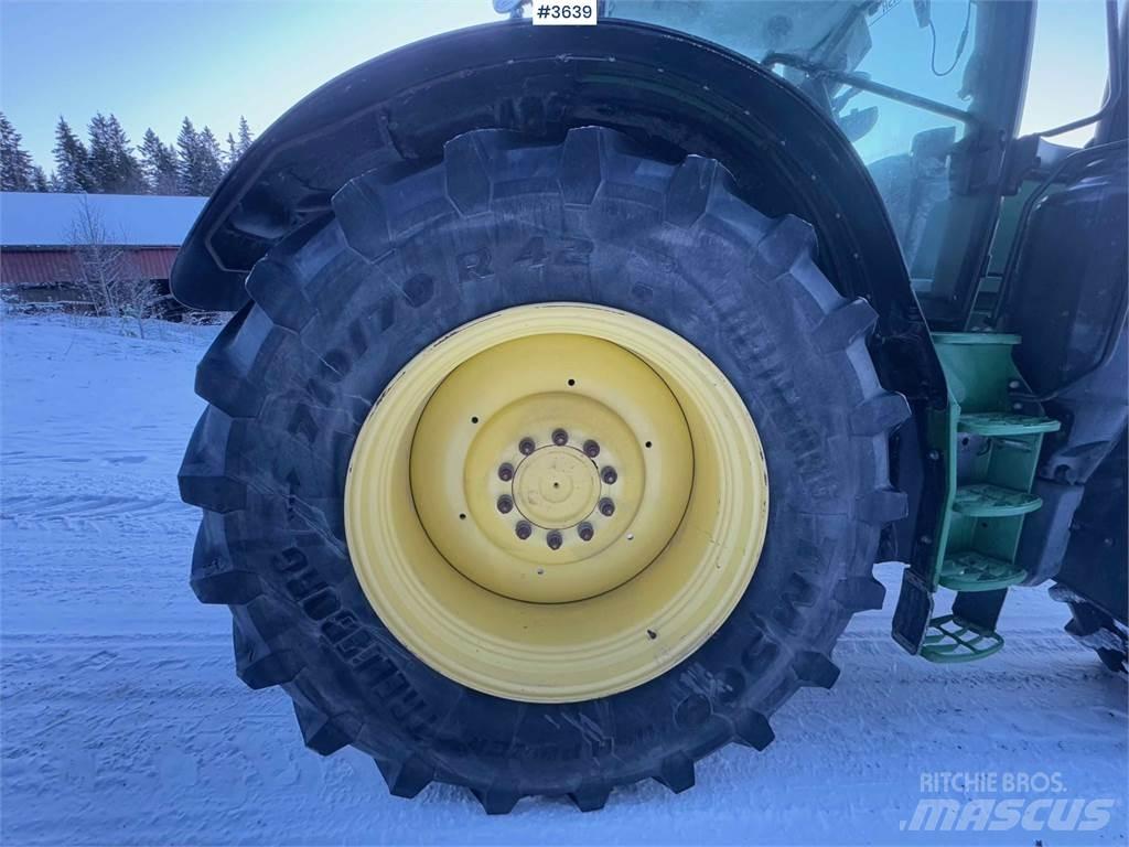 John Deere 6215R Traktory